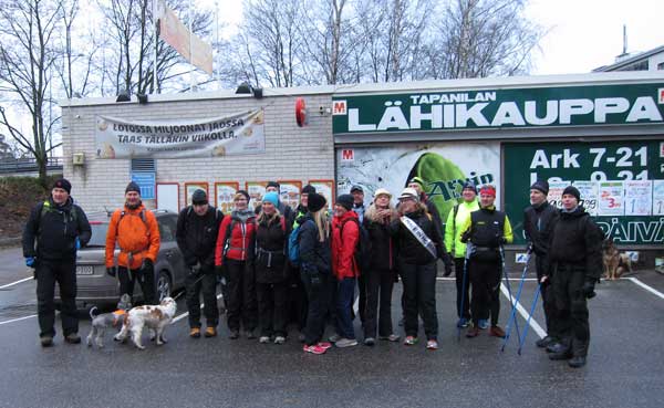 Tapanilan lähikauppa innoitti spontaaniin ryhmäkuvaan.