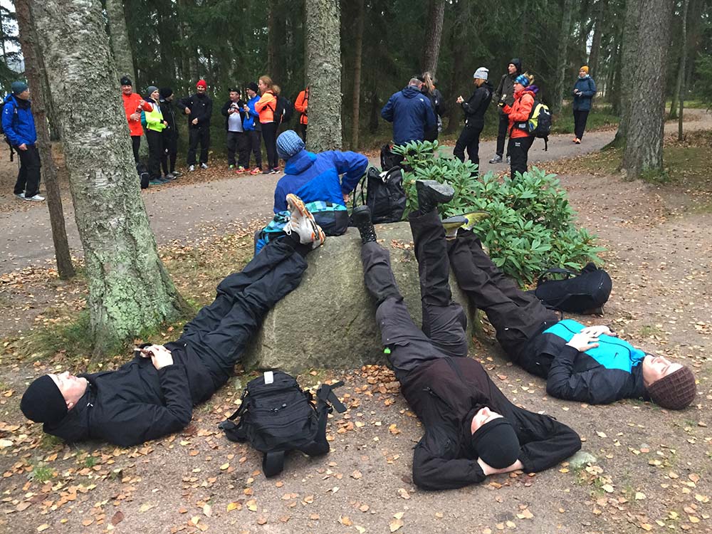 Pitkässä kävelyssä jalkojen huolto on tärkeää. Tauolla on hyvä nostaa hetkeksi jalat ylös, jolloin lopussa on helpompaa. Testattu on.